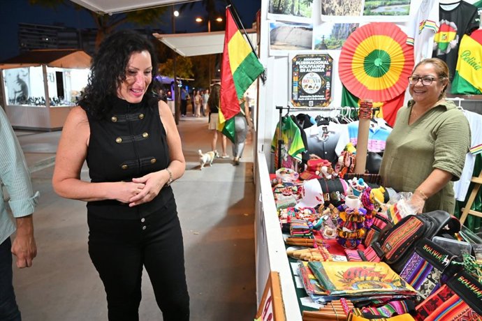 La alcaldesa de Almería, María del Mar Vázquez, inauguró el Festival de las Naciones