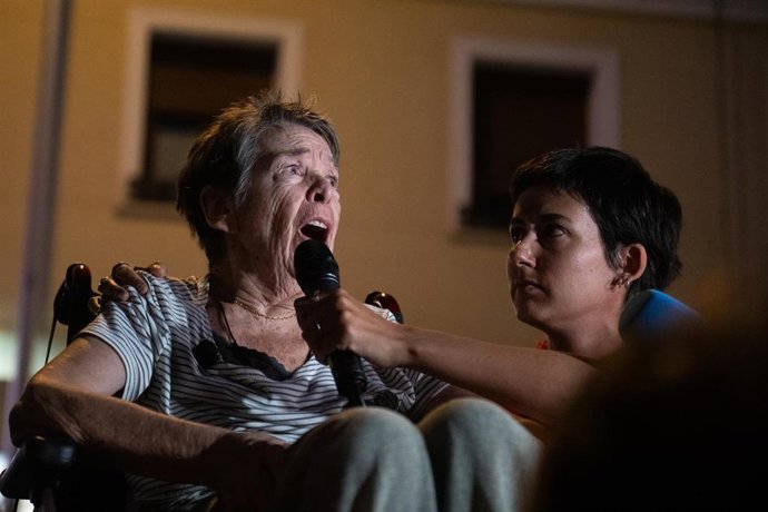 Maricarmen atiende a los medios de comunicación durante una concentración bajo el lema ‘Maricarmen se queda’ la víspera de su desahucio. 