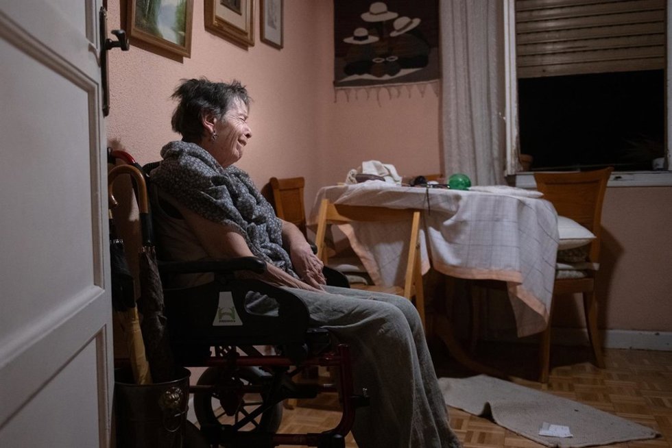 Maricarmen espera en su casa a que se ejecute o se impida el desahucio, a 23 de septiembre de 2026, en Madrid (España). Maricarmen, una vecina de 87 años del barrio madrileño de Retiro, se enfrenta este miércoles día 23 a un cuarto y definitivo intento de