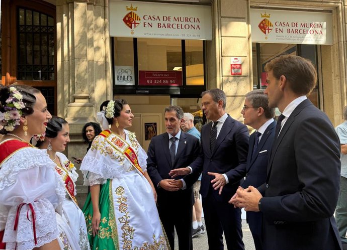 Marcos Ortuño, tras pronunciar el pregón, saluda a la Reina de la Huerta de Murcia