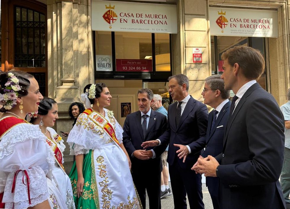 Marcos Ortuño, tras pronunciar el pregón, saluda a la Reina de la Huerta de Murcia
