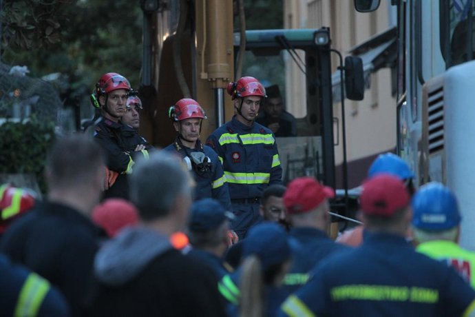 Imatge d'arxiu dels bombers de Grècia després de l'ensorrament d'un edifici a Plaka, Atenes