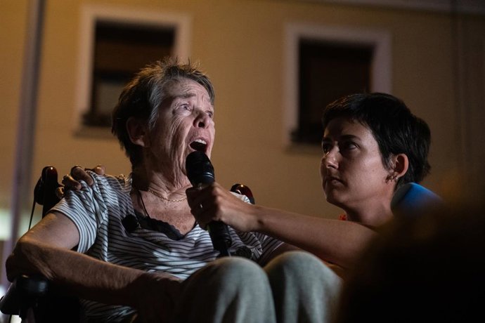 Maricarmen atende à imprensa durante uma manifestação sob o lema “Maricarmen fica”, em 22 de setembro de 2026, em Madri (Espanha). O despejo de Maricarmen, moradora de 87 anos do bairro do Retiro, em Madri, está em 