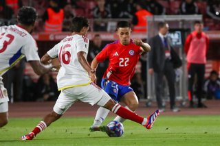 Futbol, Chile vs Venezuela. Eliminatorias al mundial 2026. El jugador de la seleccion chilena Alexander Aravena, derecha, disputa el balon con Telasco Segovia de Venezuela durante el partido de las clasificatorias al mundial de la Fifa 2026 realizado en