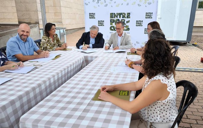 Firma de un convenio entre el Ayuntamiento de Ciudad Real y Entreparques.