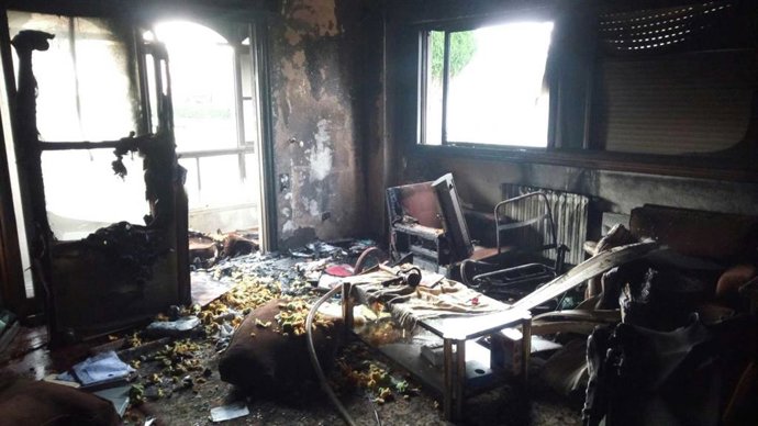 Archivo - Incendio en un salón de una vivienda 