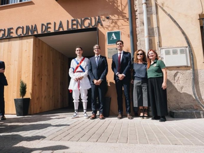 Gonzalo Capellán inaugura el albergue 'Cuna de la Lengua', con 50 plazas para estudiantes y visitantes, en San Millán