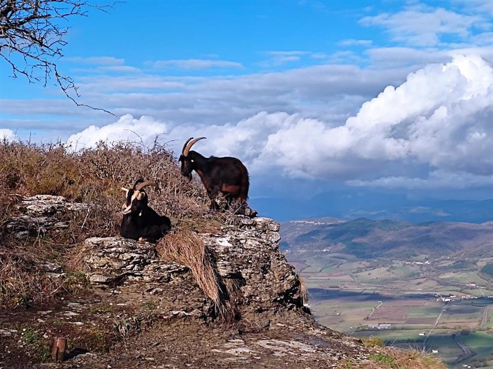 Cielo con algunas nubes sobre Orduña (Bizkaia)