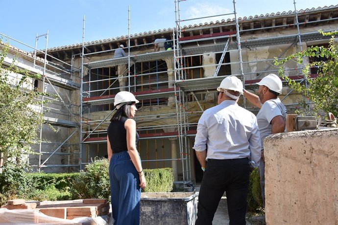 En estos días la actuación se está concentrando en el ala norte del palacio. Se están consolidando las cubiertas interiores, se están reforzando los muros que se encuentran más dañados y se empiezan a ver ya algunas dependencias renovadas.