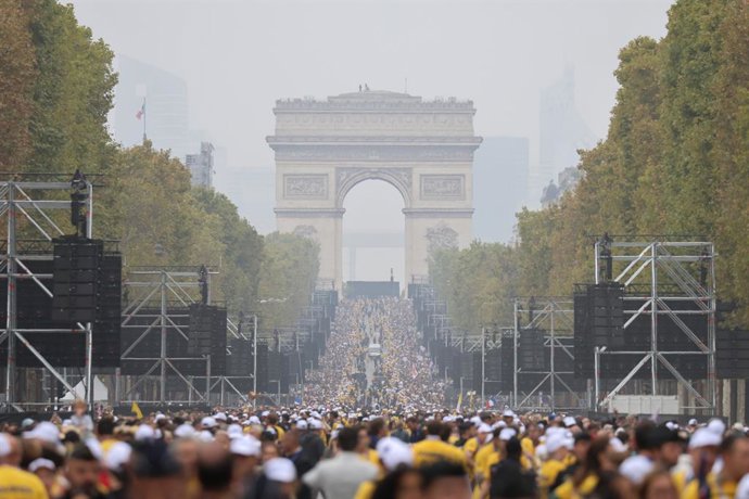 26 de setembro de 2026, França, Paris: Fiéis aguardam nos Champs-Élysées, antes da celebração da missa pelo Papa na Place de la Concorde. Foto: Pierre Teyssot/AGF via ZUMA Press/dpa