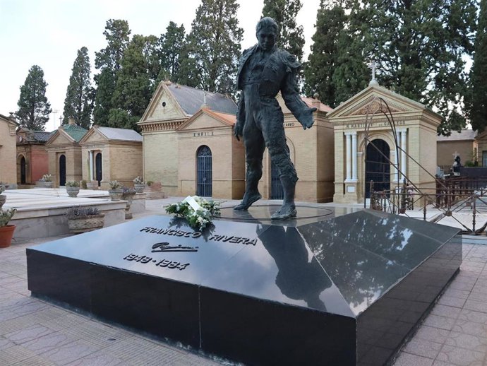 La tumba de Paquirri con las flores que le ha enviado Isabel Pantoja como homenaje en el 42 aniversario de su muerte