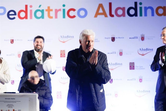 Archivo - El actor Richard Gere (c) durante la colocación de la primera piedra del Gimnasio Pediátrico Aladina, en el Hospital Materno Infantil Virgen de La Arrixaca, a 28 de noviembre de 2025, en Murcia (España). El acto consiste en esa primera piedra de
