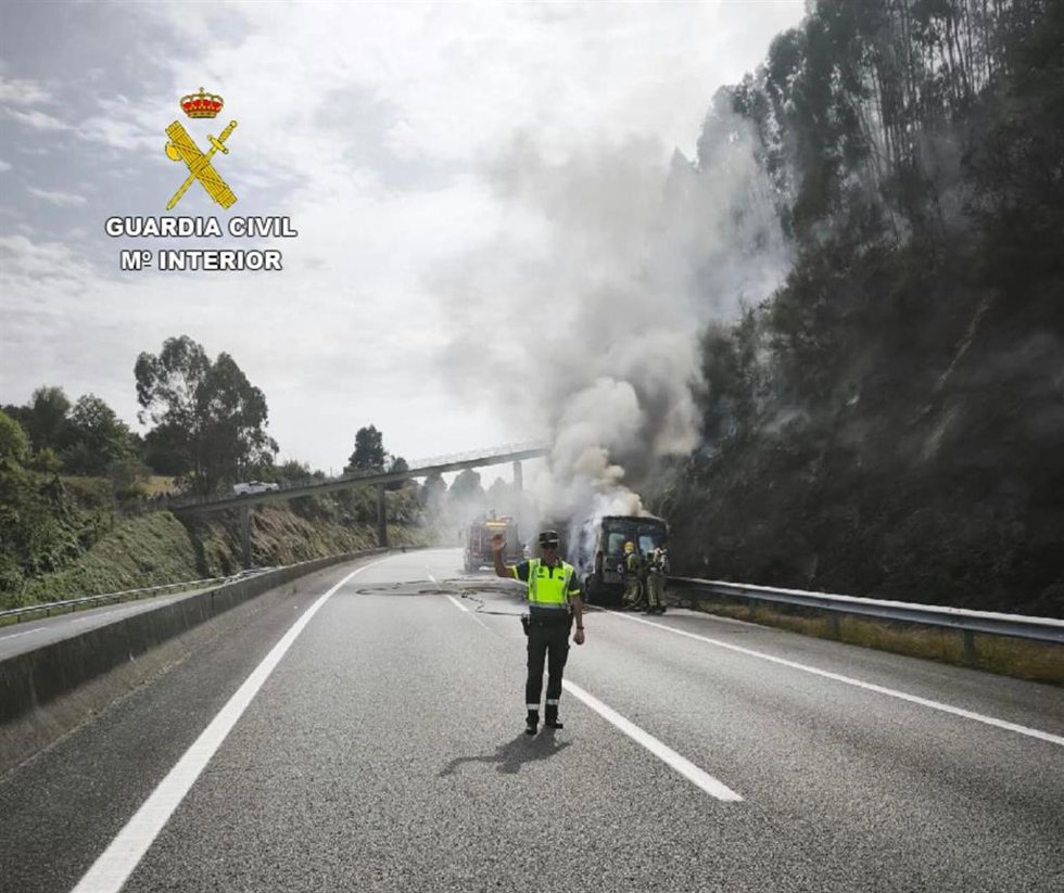 Incendio de furgoneta en Vilaboa (Pontevedra)