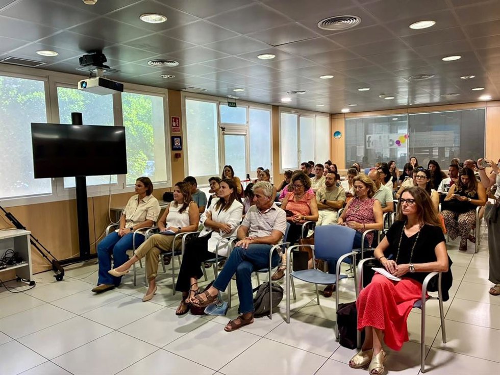 Profesionales de los centros de menores y representantes de organizaciones en defensa de los derechos de la infancia asisten a la presentación del nuevo protocolo de actuación en los centros de menores del Consell de Mallorca.