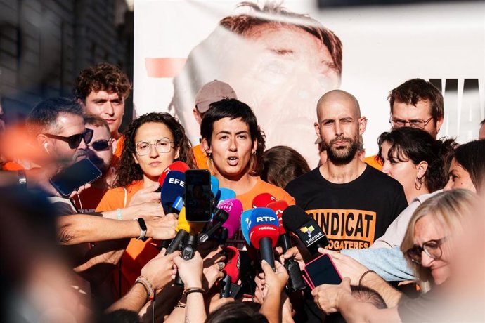 La portavoz del Sindicato de Inquilinas, Alicia del Río, durante una manifestación para denunciar el desahucio de Maricarmen Abascal, a 26 de septiembre de 2026, en Madrid (España). El Sindicato de Inquilinas e Inquilinos de Madrid ha convocado la moviliz