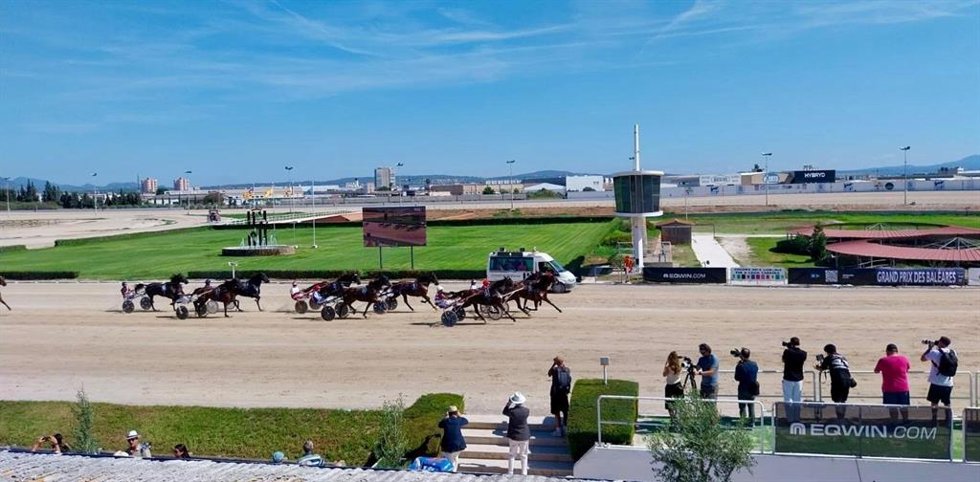 Uno de los momentos del Grand Prix des Baleares de 'trot' en el Hipódromo de Son Pardo.