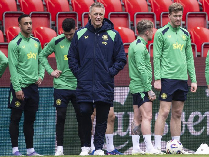 Archivo - 25 March 2026, Czech Republic, Prague: Ireland coach Heimir Hallgrimsson leads the team's trainings session ahead of the FIFA World Cup European qualifying soccer match between Ireland and the Czech Republic. Photo: Kamaryt Michal/CTK/dpa