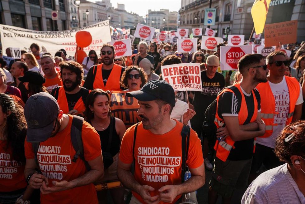 Voluntarios del Sindicato de Inquilinas durante una manifestación para denunciar el desahucio de Maricarmen Abascal, a 26 de septiembre de 2026, en Madrid (España). El Sindicato de Inquilinas e Inquilinos de Madrid ha convocado la movilización bajo el lem