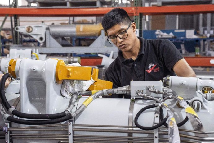 Archivo - Perú.- Empleo mantiene dinamismo y crece 4% en abril con creación de 254,000 puestos de trabajo