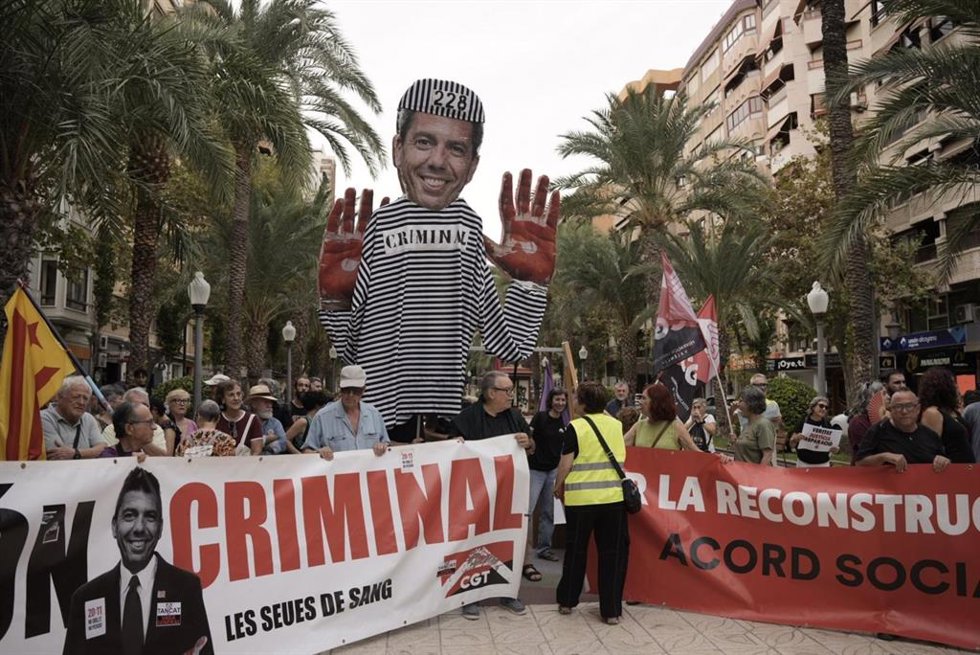 Concentración celebrada este sábado ante la sede del Consell en Alicante para protestar contra la "impunidad" del 'expresident' de la Generalitat Carlos Mazón por su gestión de la dana del 29 de octubre de 2024