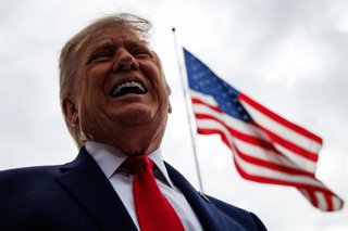 September 26, 2026, Washington, District Of Columbia, USA: United States President Donald Trump speaks to members of the press before departing from the new South Lawn helipad in Marine One at the White House on September 26, 2026 in Washington, D.C. Trum