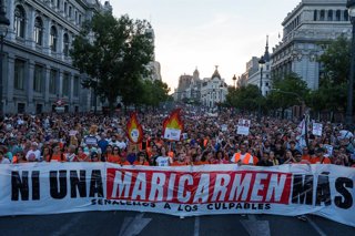 Voluntarios del Sindicato de Inquilinas durante una manifestación para denunciar el desahucio de Maricarmen Abascal, a 26 de septiembre de 2026, en Madrid (España). El Sindicato de Inquilinas e Inquilinos de Madrid ha convocado la movilización bajo el lem