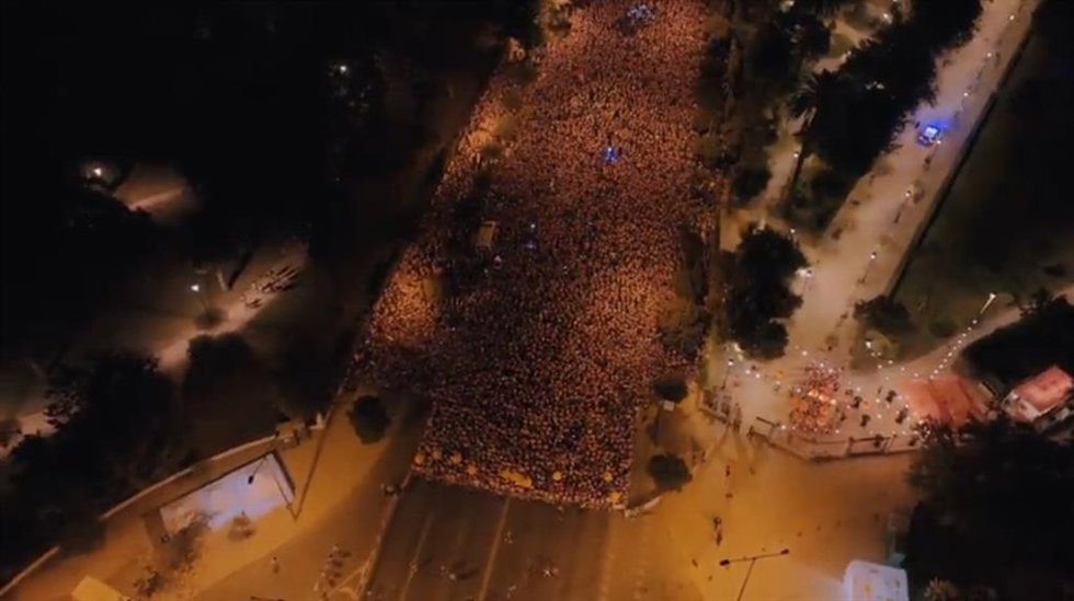 Vista aérea de los participantes a la Carrera Nocturna del Guadalquivir KH-7.