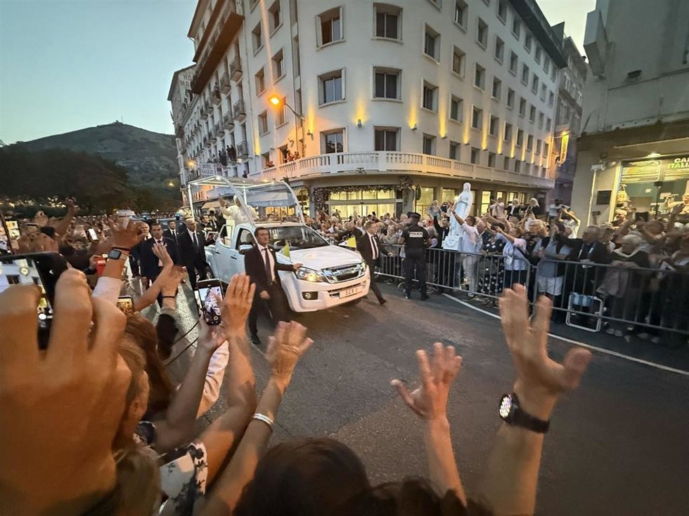 26 September 2026, France, Paris: Pope Leo XIV drives through the pilgrimage site of Lourdes in his popemobile, before his Mass celebration at the Place de la Concorde. Photo: Christoph Sator/dpa