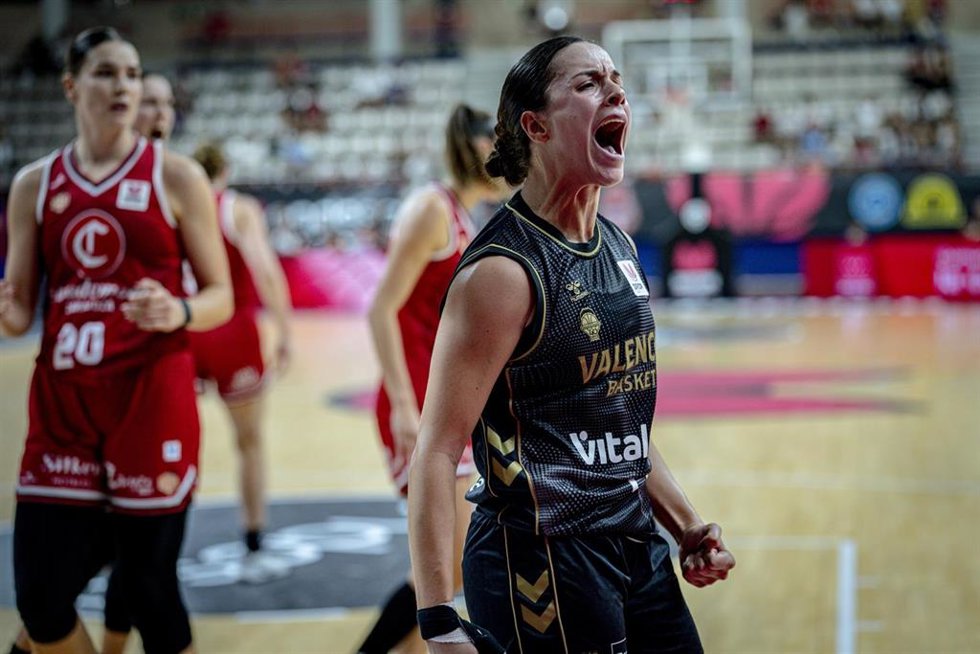 Elena Buenavida, en un partido con el Valencia Basket.