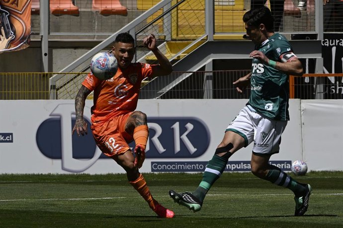 Futbol, Cobreloa vs Santiago Wanderers Fecha 26, Liga de Ascenso Caixun 2026. El jugador de Cobreloa Facundo Velazco controla el balon durante el partido de Liga de Ascenso Caixun contra Santiago Wanderers disputado en el estadio Zorro del Desierto,