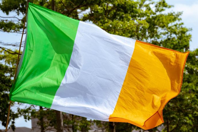 Archivo - August 9, 2025, Cork, Ireland: Irish flag flies in the breeze.