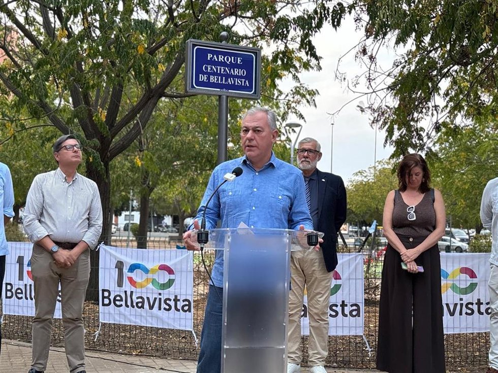 El alcalde de Sevilla, José Luis Sanz, en el acto de rotulación del parque Centenario de Bellavista.