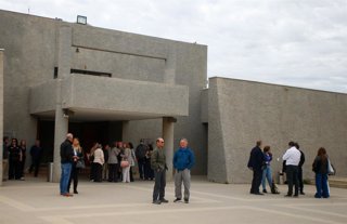 Con Con 25 de Septiembre de 2026  En el cementerio Parque del Mar de Con Con, se lleva a cabo el velorio de Reinaldo Sanchez, su hijo Luis Sanchez, recibe las condolencias de las distintas personas que concurren a dar el pésame.  Manuel Lema/ Aton Chile