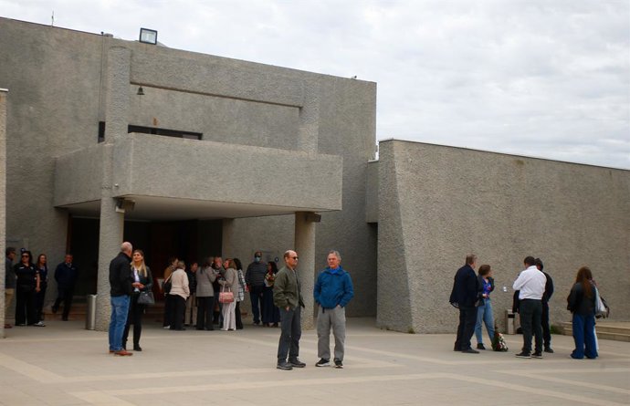 Con Con 25 de Septiembre de 2026  En el cementerio Parque del Mar de Con Con, se lleva a cabo el velorio de Reinaldo Sanchez, su hijo Luis Sanchez, recibe las condolencias de las distintas personas que concurren a dar el pésame.  Manuel Lema/ Aton Chile