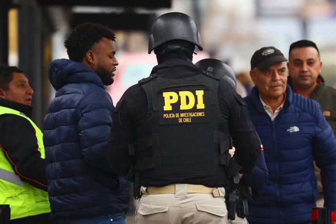 Santiago 28 de julio 2026. Carabineros y Policia de Investigaciones realiza operativo por control migratorio y fiscalizacion del comercio irregular en el sector de Toro Mazote de la comuna de Estacion Central. Dragomir Yankovic/Aton Chile