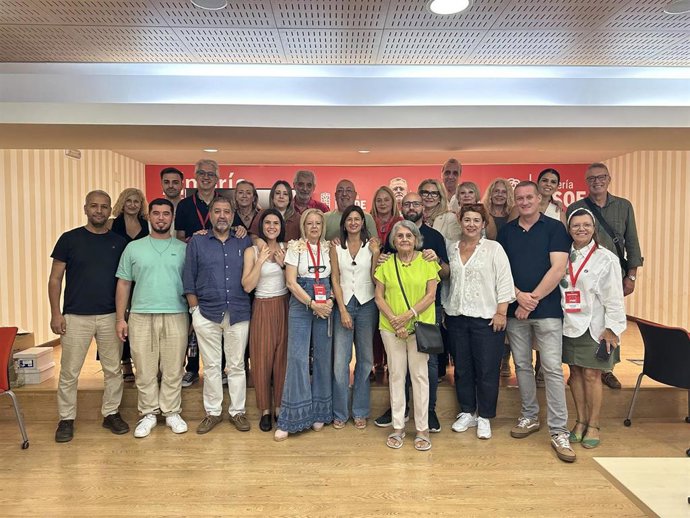 Imagen de grupo tras ser elegida Fátima Herrera como candidata a la alcaldía de Almería.