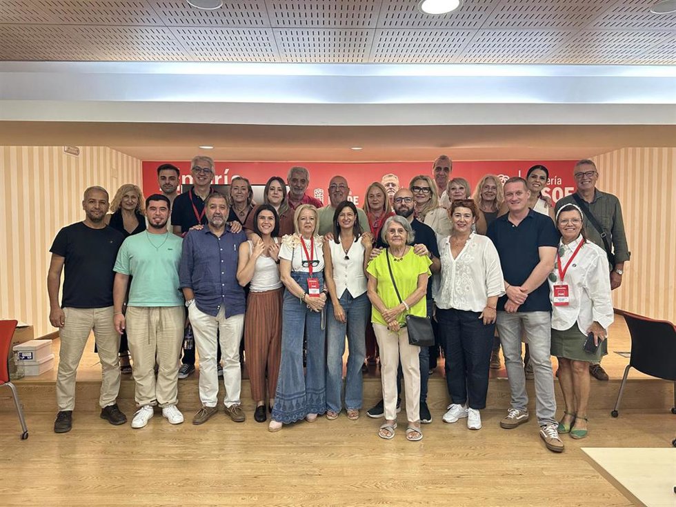 Imagen de grupo tras ser elegida Fátima Herrera como candidata a la alcaldía de Almería.