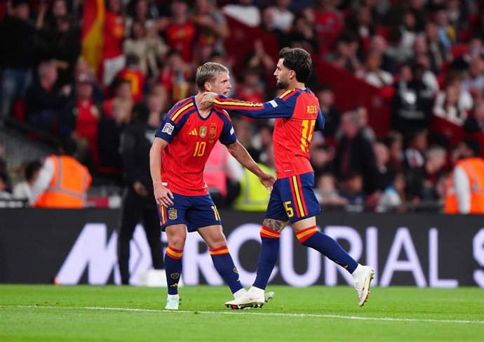 Los jugadores de la selección española Dani Olmo y Álex Baena celebrando el segundo gol de España ante Inglaterra en Wembley.