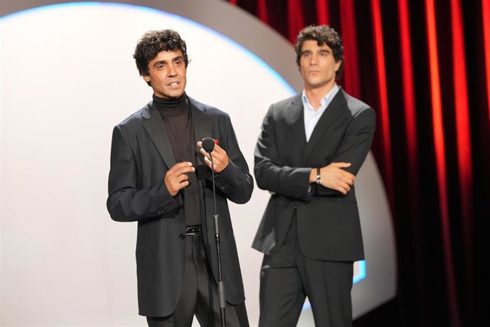 Los directores Javier Cavlo y Javier Ambrossi durante la gala de clausura del Festival de San Sebastián, en el Teatro Victoria Eugenia, a 26 de septiembre de 2026, en San Sebastián, Guipúzcoa, País Vasco (España). El festival ha celebrado su 74 edición de