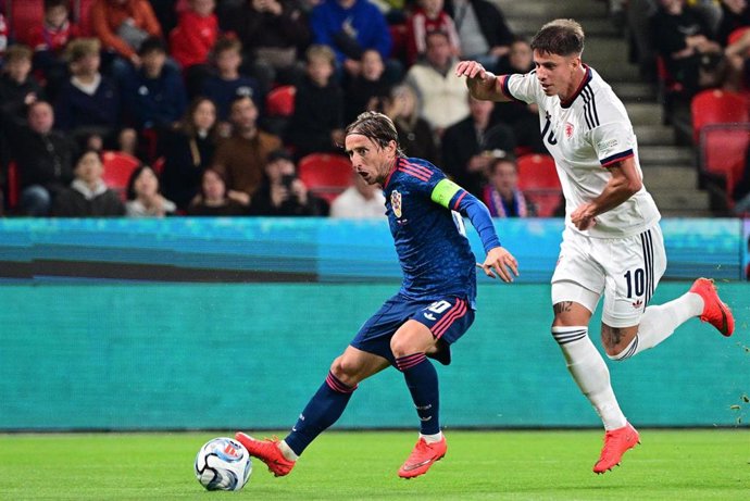 26 September 2026, Czech Republic, Prague: Czech Republic's Adam Hlozek (R) and Croatia's Luka Modric battle for the ball during the UEFA Nations League Group A3 soccer match between Czech Republic and Croatia at Fortuna Arena. Photo: Kamaryt Michal/CTK/d