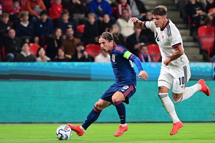 26 September 2026, Czech Republic, Prague: Czech Republic's Adam Hlozek (R) and Croatia's Luka Modric battle for the ball during the UEFA Nations League Group A3 soccer match between Czech Republic and Croatia at Fortuna Arena. Photo: Kamaryt Michal/CTK/d