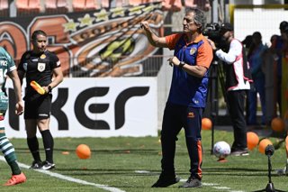 Futbol, Cobreloa vs Santiago Wanderers Fecha 26, Liga de Ascenso Caixun 2026. El director tecnico de Cobreloa Mario Salas, da instrucciones a sus jugadores durante el partido Liga de Ascenso realizado en el estadio Zorro del desierto de  Calama,