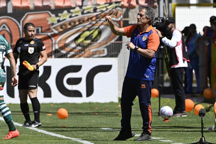 Futbol, Cobreloa vs Santiago Wanderers Fecha 26, Liga de Ascenso Caixun 2026. El director tecnico de Cobreloa Mario Salas, da instrucciones a sus jugadores durante el partido Liga de Ascenso realizado en el estadio Zorro del desierto de  Calama,