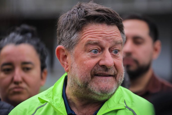 Santiago, 25 de Septiembre del 2026.  En conmemoración del Día Nacional Sin Auto, el gobernador de Santiago, Claudio Orrego, llega en bicicleta hasta Alameda con Portugal para participar en una activación ciudadana, que busca promover formas de