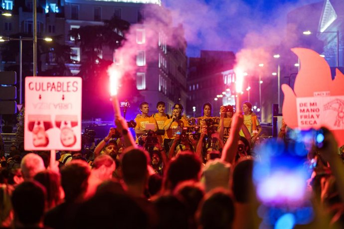 Milhares de pessoas durante uma manifestação para denunciar o despejo de Maricarmen Abascal, em 26 de setembro de 2026, em Madri (Espanha). O Sindicato dos Inquilinos de Madri convocou a mobilização sob o lema “Nem uma Maricarmen m