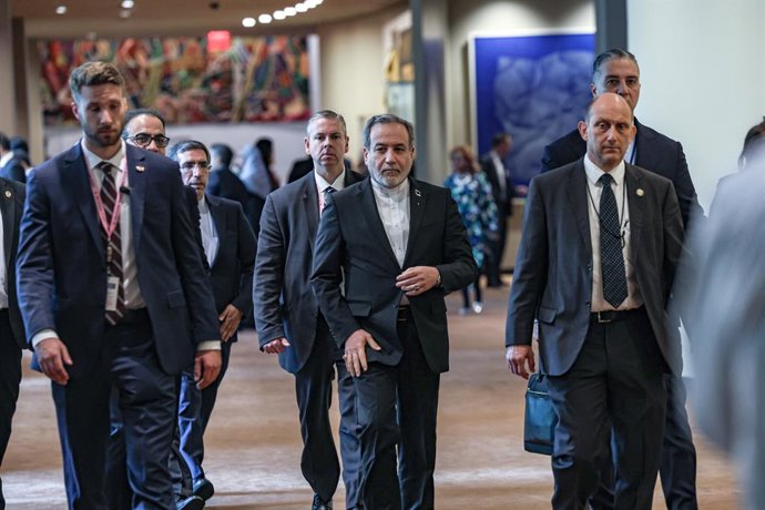 25 de setembro de 2026, Nova York, Nova York, Estados Unidos: O ministro das Relações Exteriores do Irã, SEYED ABBAS ARAGHCHI, caminha por um corredor da ONU a caminho da área reservada à imprensa no Conselho de Segurança, para falar com os repórteres dur