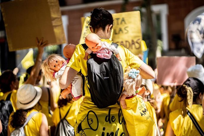 Archivo - Numerosas personas durante una manifestación de docentes de educación infantil (0-3), a 23 de mayo de 2026, en Madrid (España). Profesionales de educación infantil de toda España marchan en Madrid para denunciar la precariedad que afecta a las p