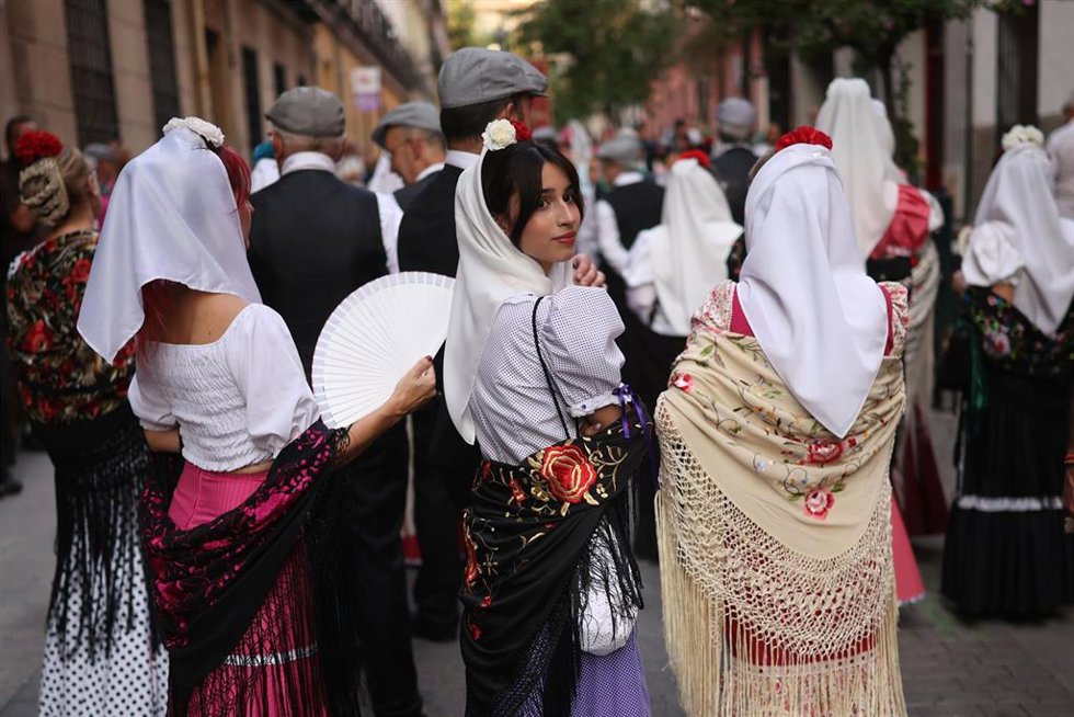 Archivo - Varias personas durante la procesión de la imagen de San Lorenzo por las calles del barrio de Lavapiés por las festividades del mismo, a 10 de agosto de 2026, en Madrid (España). Las fiestas patronales de San Lorenzo son una de las principales c