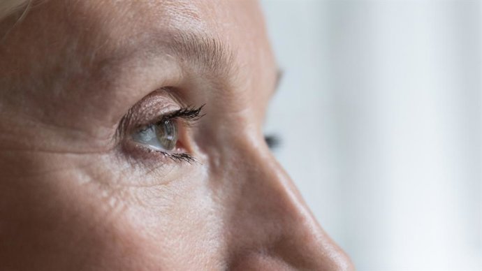 Archivo - Ojos de mujer mirando a lo lejos.
