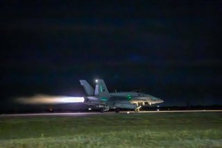 Un caza español F-18 despega en la Base Mihail Kogalniceanu (Rumanía).